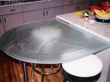 Висувний стіл на кухні (36 фото): кухонний гарнітур з висувним столом на коліщатках для маленької кухні, інші варіанти