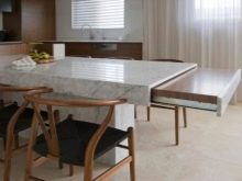 Висувний стіл на кухні (36 фото): кухонний гарнітур з висувним столом на коліщатках для маленької кухні, інші варіанти