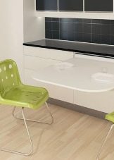 Висувний стіл на кухні (36 фото): кухонний гарнітур з висувним столом на коліщатках для маленької кухні, інші варіанти