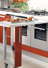 Висувний стіл на кухні (36 фото): кухонний гарнітур з висувним столом на коліщатках для маленької кухні, інші варіанти