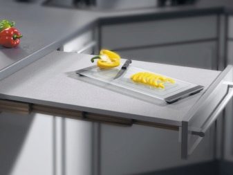 Висувний стіл на кухні (36 фото): кухонний гарнітур з висувним столом на коліщатках для маленької кухні, інші варіанти