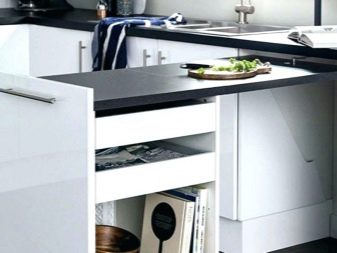 Висувний стіл на кухні (36 фото): кухонний гарнітур з висувним столом на коліщатках для маленької кухні, інші варіанти