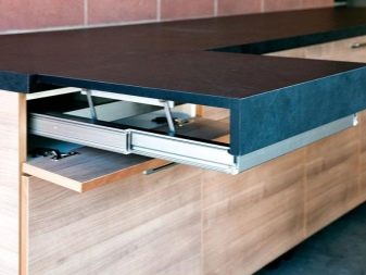 Висувний стіл на кухні (36 фото): кухонний гарнітур з висувним столом на коліщатках для маленької кухні, інші варіанти
