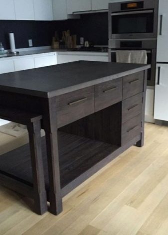 Висувний стіл на кухні (36 фото): кухонний гарнітур з висувним столом на коліщатках для маленької кухні, інші варіанти