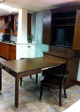 Висувний стіл на кухні (36 фото): кухонний гарнітур з висувним столом на коліщатках для маленької кухні, інші варіанти