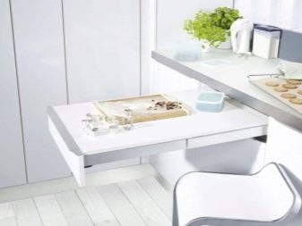 Висувний стіл на кухні (36 фото): кухонний гарнітур з висувним столом на коліщатках для маленької кухні, інші варіанти