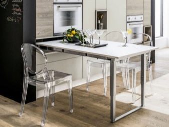 Висувний стіл на кухні (36 фото): кухонний гарнітур з висувним столом на коліщатках для маленької кухні, інші варіанти