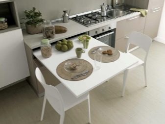 Висувний стіл на кухні (36 фото): кухонний гарнітур з висувним столом на коліщатках для маленької кухні, інші варіанти
