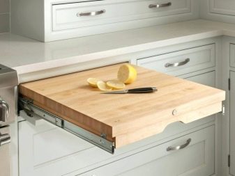 Висувний стіл на кухні (36 фото): кухонний гарнітур з висувним столом на коліщатках для маленької кухні, інші варіанти