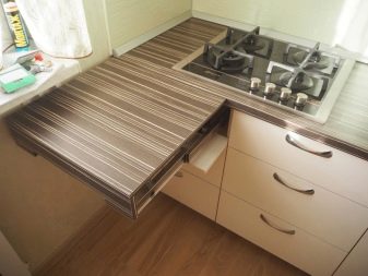 Висувний стіл на кухні (36 фото): кухонний гарнітур з висувним столом на коліщатках для маленької кухні, інші варіанти