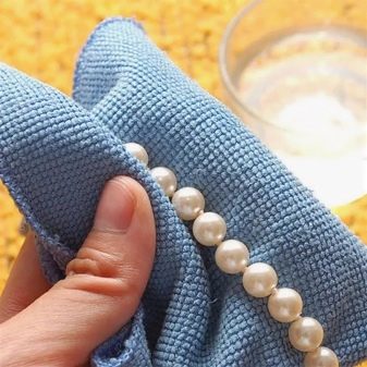Як доглядати за перлами? Як його швидко і ефективно почистити в домашніх умовах? Як правильно зберігати і оживити камінь?