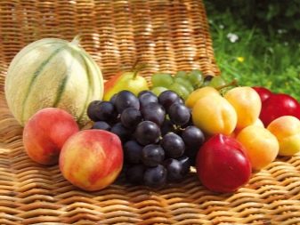 Які фрукти можна давати хвилястим папугам? Банан і мандарини, яблука і ківі, апельсини і ананас, груша та інші ласощі для папужок