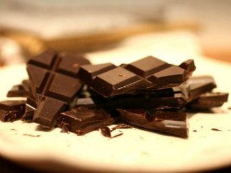 Як очистити диван в домашніх умовах? Як вивести плями, розводи і запах? Чим відмити диван з тканини від застарілих жирних плям? Правильне чищення від бруду, масла, лаку, вина та інших джерел плям