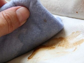 Як очистити диван в домашніх умовах? Як вивести плями, розводи і запах? Чим відмити диван з тканини від застарілих жирних плям? Правильне чищення від бруду, масла, лаку, вина та інших джерел плям
