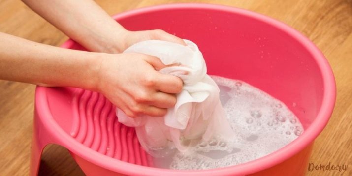 Як прати вручну? 24 фото Як правильно випрати сорочку та інші речі руками, як відіпрати светр, нижня білизна і плед в домашніх умовах