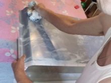 Як приклеїти фон на акваріум? 29 фото Як наклеїти плівку на задню стінку без бульбашок? Чим клеїти декоративну плівку в домашніх умовах?