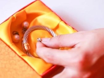 Як швидко і ефективно почистити золото з каменями в домашніх умовах? 15 фото Чим помити сережки з діамантами, щоб вони блищали
