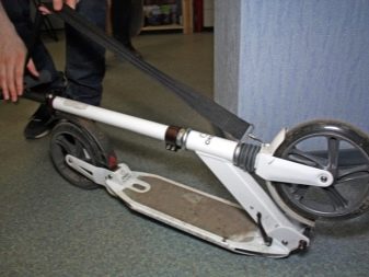 Як скласти самокат? Як зібрати складаний самокат? Як розкласти самокат легкий і з великими колесами?