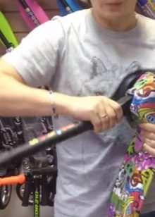 Як скласти самокат? Як зібрати складаний самокат? Як розкласти самокат легкий і з великими колесами?