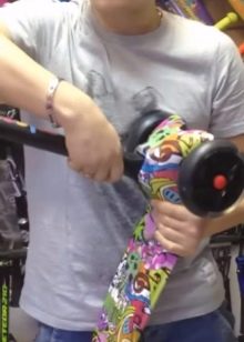 Як скласти самокат? Як зібрати складаний самокат? Як розкласти самокат легкий і з великими колесами?