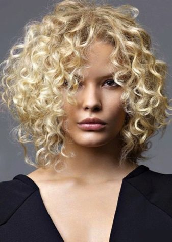 Як укладати асиметричну стрижку дома? 37 фото Красиві укладання коротких стрижок з асиметрією, вечірні та новорічні зачіски