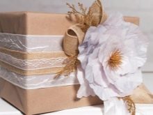Як упакувати подарунок в коробці? Ідеї для красивого оформлення подарунків квадратної або іншої форми з допомогою подарункового паперу. Як можна загорнути кілька коробок в папір? Схеми упаковки