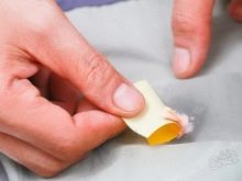 Як відчистити жуйку від одягу (37 фото)? Як відіпрати жувальну гумку на брюках, як і чим відтерти такі плями зі штанів із джинси