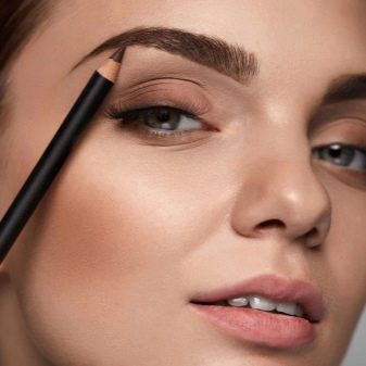 Як замаскувати синці під очима за допомогою косметики? Чим замазують чорні кола? Кращі косметичні засоби від темних плям