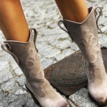 З чим носити жіночі козаки? 68 фото З чим поєднувати короткі брунатні, руді, чорні чоботи інших квітів восени і навесні?