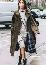 З чим носити жіночі козаки? 68 фото З чим поєднувати короткі брунатні, руді, чорні чоботи інших квітів восени і навесні?