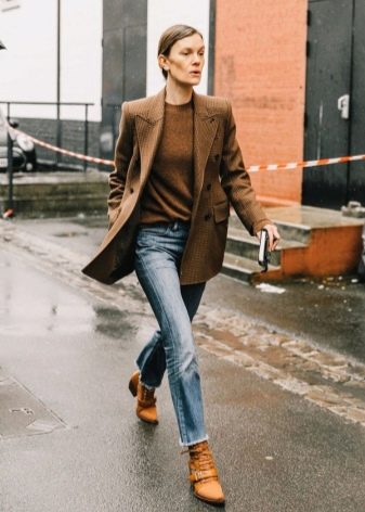 З чим носити жіночі козаки? 68 фото З чим поєднувати короткі брунатні, руді, чорні чоботи інших квітів восени і навесні?