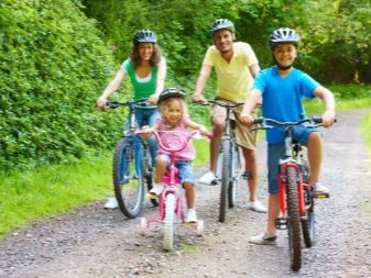 Зі скількох років можна їздити на велосипеді? З якого віку дітям можна кататися на електровелосипеді та інших видах?