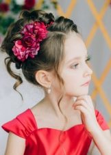 Зачіски для дівчаток на фотосесію (22 фото): як зробити дитячу зачіску для фотосесії в школі дитині з довгими, середніми і короткими волоссям своїми руками?