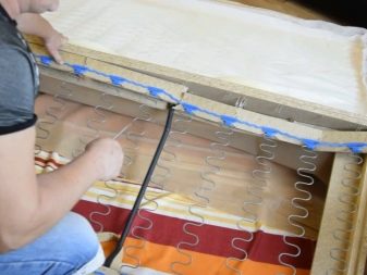 Заміна пружинного блоку в дивані: як поміняти пружини на поролон або фанеру на будинку своїми руками?