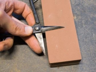 Заточка перукарень ножиців: верстати і кут заточування ножиць професійних перукарів. Як заточити в домашніх умовах ножиці для стрижки?