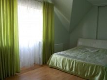 Зелені штори в спальню (58 фото): інтер’єри з м’ятними і світло-зеленими шторами, дизайн з смарагдовими шторами і фіранками темно-зеленого кольору, інші варіанти