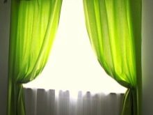 Зелені штори в спальню (58 фото): інтер’єри з м’ятними і світло-зеленими шторами, дизайн з смарагдовими шторами і фіранками темно-зеленого кольору, інші варіанти