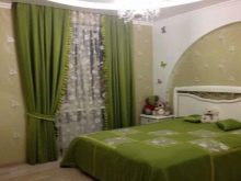 Зелені штори в спальню (58 фото): інтер’єри з м’ятними і світло-зеленими шторами, дизайн з смарагдовими шторами і фіранками темно-зеленого кольору, інші варіанти