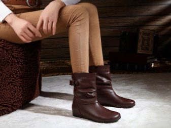 Жіночі демісезонні чоботи: шкіряні моделі без каблука і на низькій платформі. Модні моделі на високому каблуці