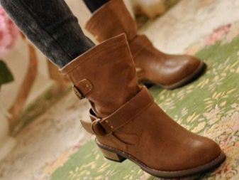 Жіночі демісезонні чоботи: шкіряні моделі без каблука і на низькій платформі. Модні моделі на високому каблуці