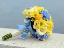 Жовтий букет нареченої (42 фото): вибираємо весільні композиції з білими квітами