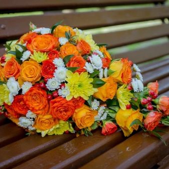 Жовтий букет нареченої (42 фото): вибираємо весільні композиції з білими квітами