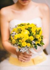 Жовтий букет нареченої (42 фото): вибираємо весільні композиції з білими квітами
