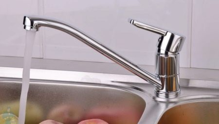Змішувачі для кухні Iddis (16 фото): особливості кухонних кранів даної марки, моделі чорного і інших кольорів, змішувачі з висувною лійкою