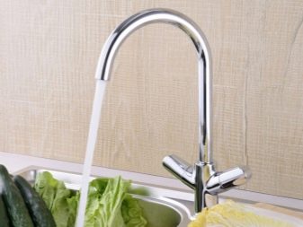 Змішувачі для кухні Iddis (16 фото): особливості кухонних кранів даної марки, моделі чорного і інших кольорів, змішувачі з висувною лійкою