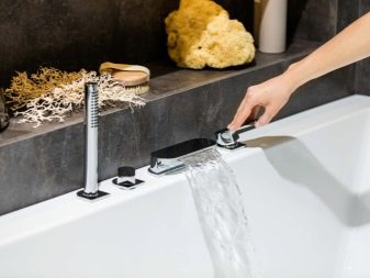 Змішувачі з душем на борт ванни: види вбудованих кранів з душем. Особливості бортових змішувачів з душем