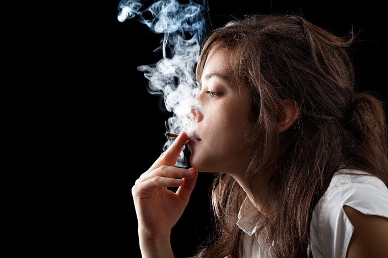 Палити у сні: до чого сняться сигарети, пачка цигарок, значення недопалків і тютюнового диму