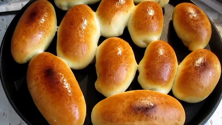 Сняться пиріжки в печеному або смаженому вигляді: приготування борошняних виробів з картоплею та м’ясом у печі уві сні