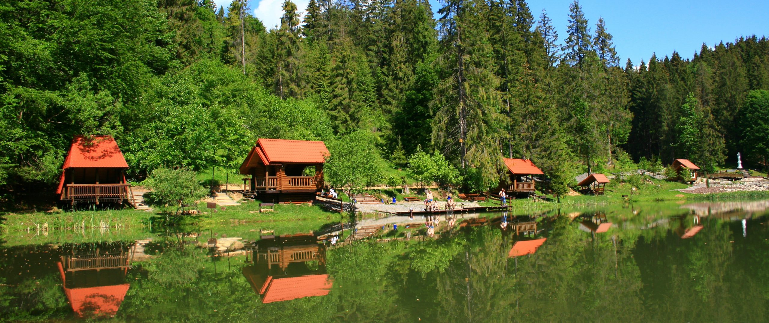 готель на озері