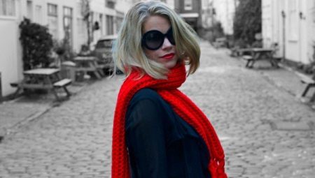 Червоний шарф (70 фото): з чим носити, до якої куртці підходить чорно-червоний, червоно-білий, червоно-синій варіант